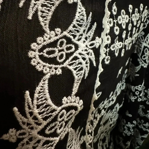 Alice + Olivia Embroidered white/black tops size S/P - Picture 9 of 11